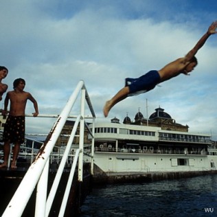 Saltando al agua. Donostia. Gipuzkoa. Basque Country. WU PHOTO © Willy Uribe Archivo Fotográfico Reportajes