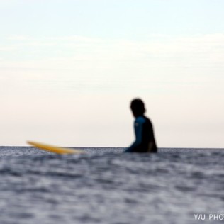 Lonely surfer. WU PHOTO © Willy Uribe Archivo fotográfico Reportajes
